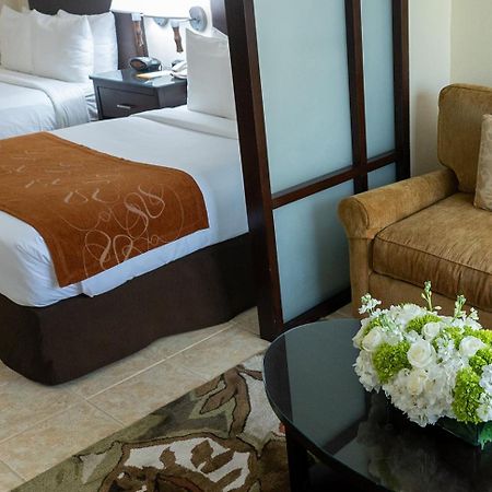 Comfort Suites Paradise Island Creek Village Zewnętrze zdjęcie