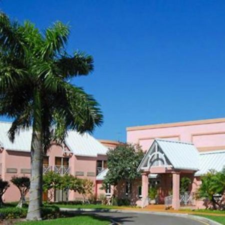 Comfort Suites Paradise Island Creek Village Zewnętrze zdjęcie