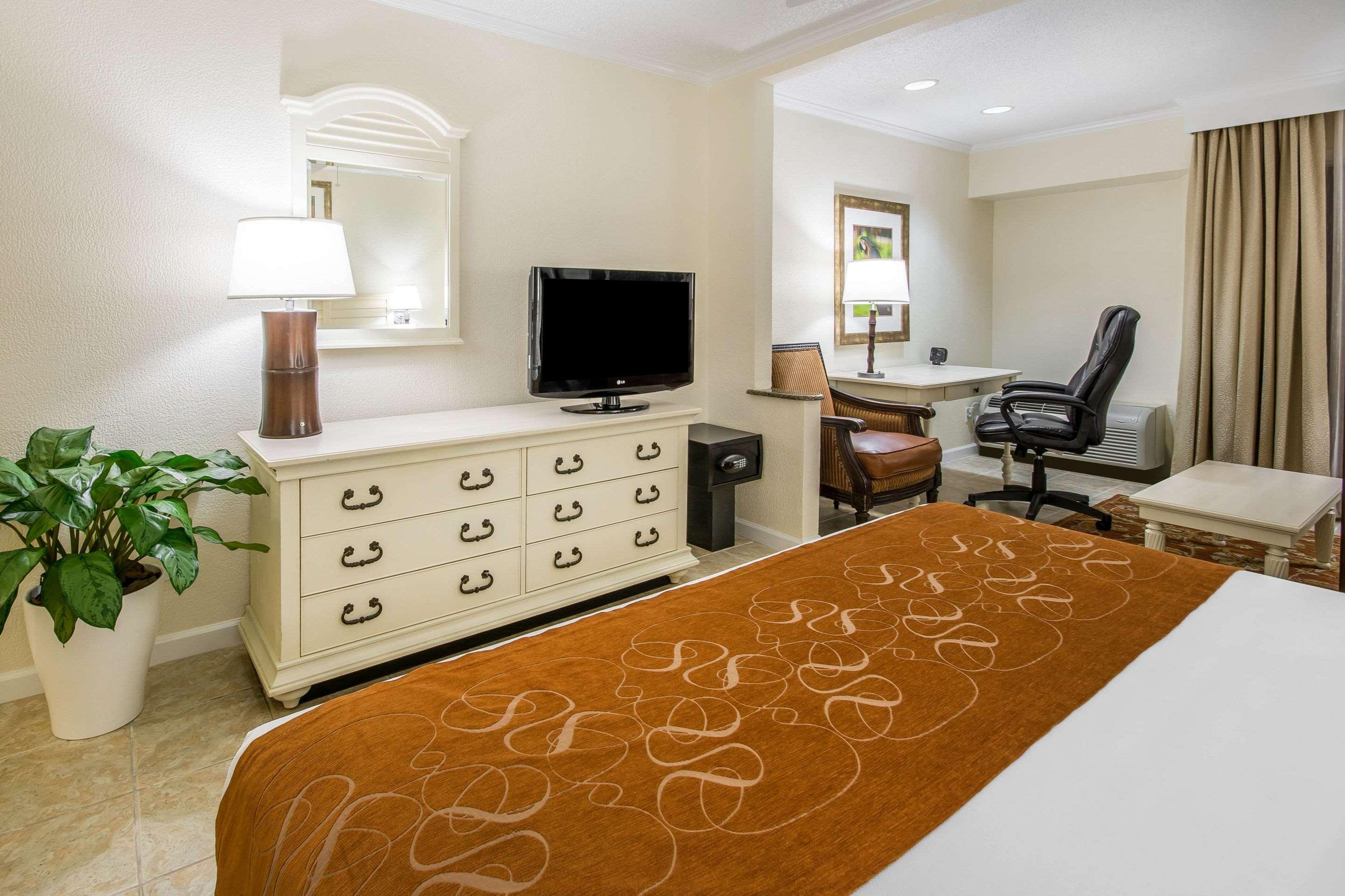 Comfort Suites Paradise Island Creek Village Zewnętrze zdjęcie