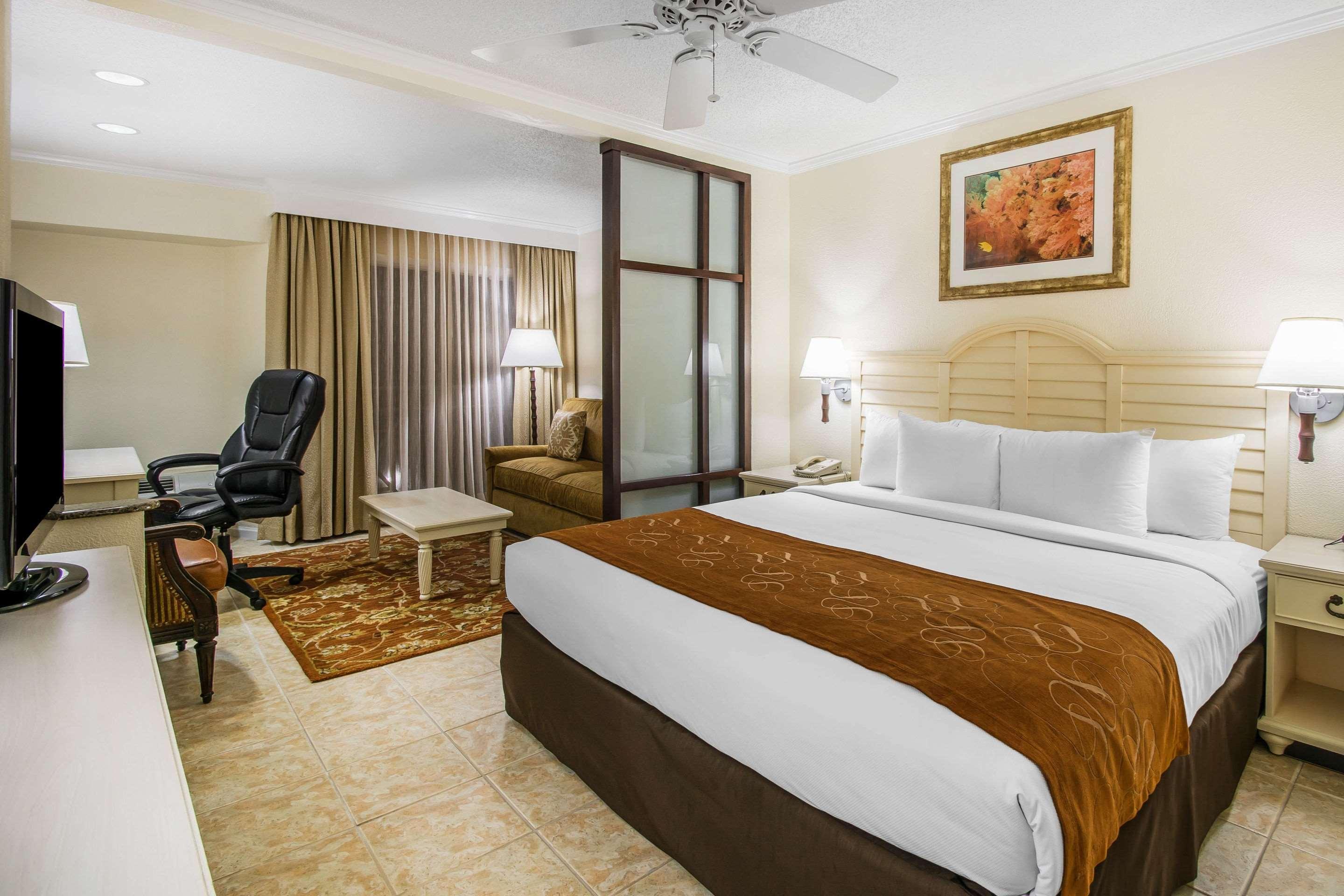 Comfort Suites Paradise Island Creek Village Zewnętrze zdjęcie