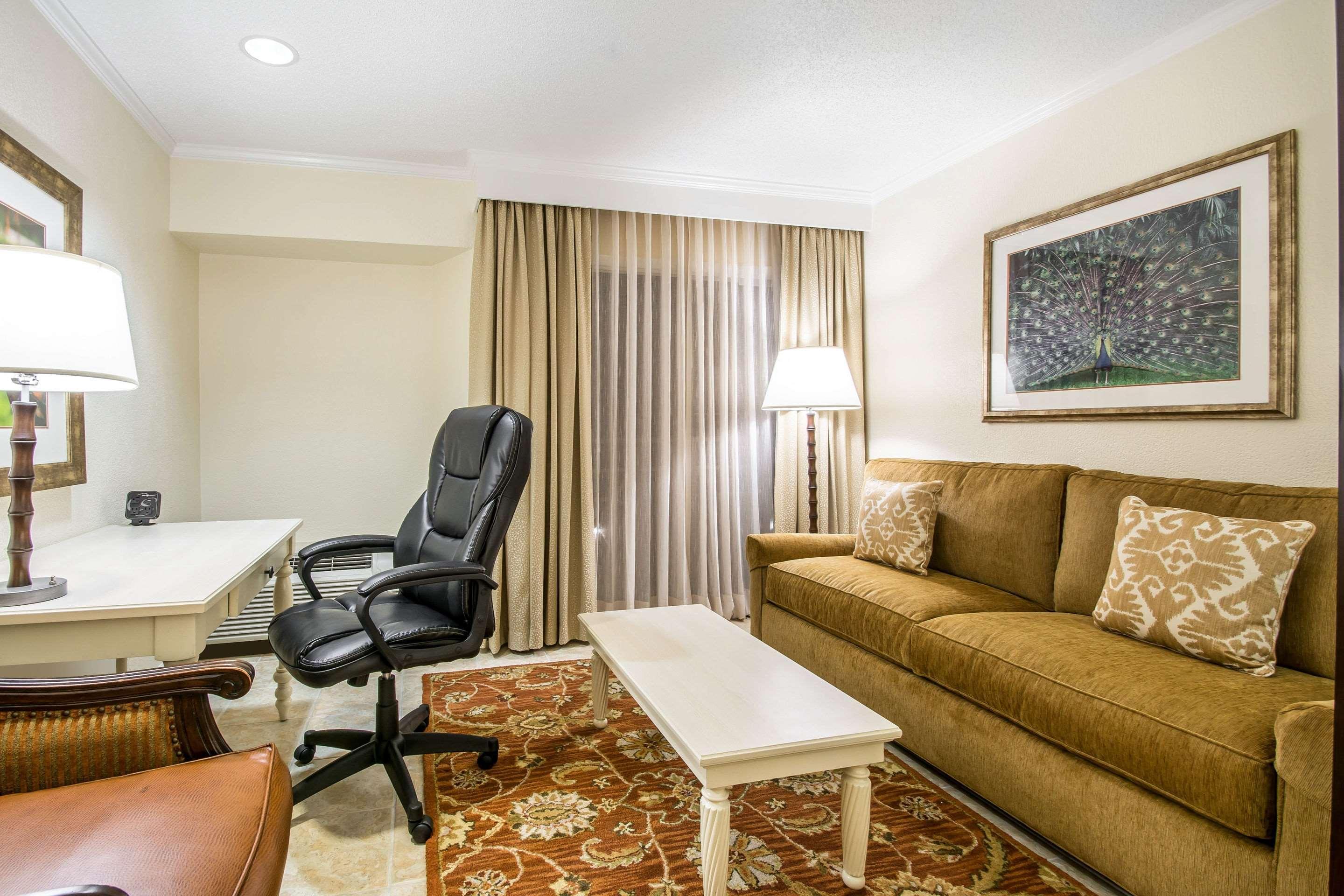 Comfort Suites Paradise Island Creek Village Zewnętrze zdjęcie