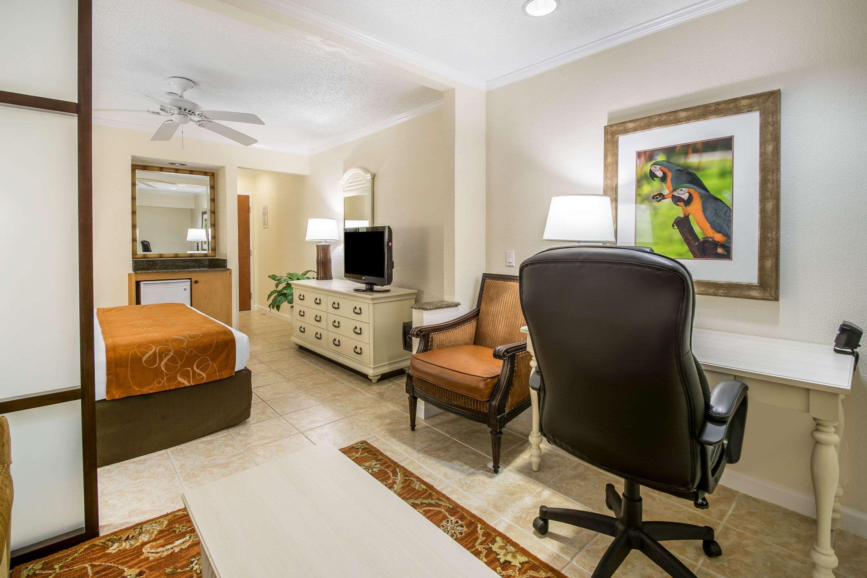 Comfort Suites Paradise Island Creek Village Zewnętrze zdjęcie