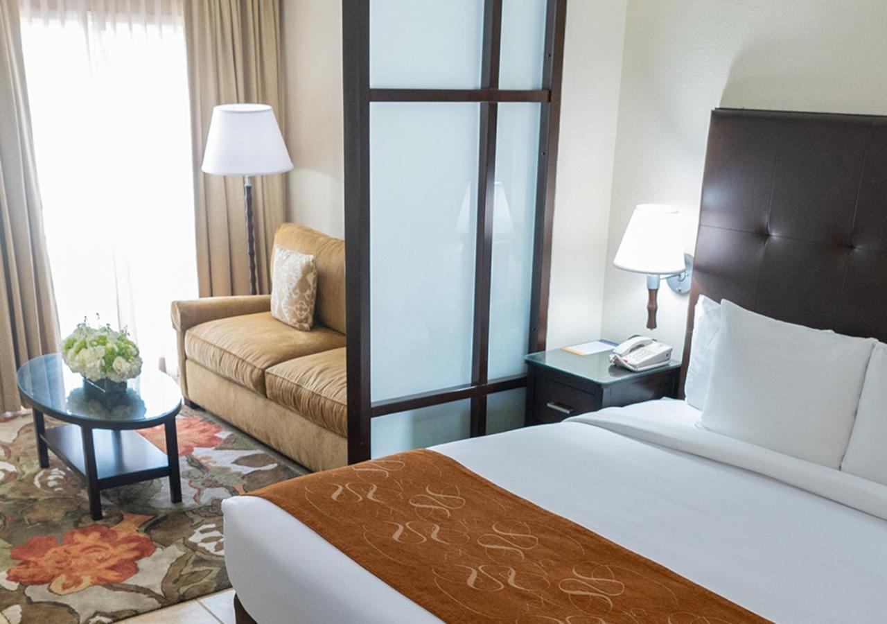 Comfort Suites Paradise Island Creek Village Zewnętrze zdjęcie