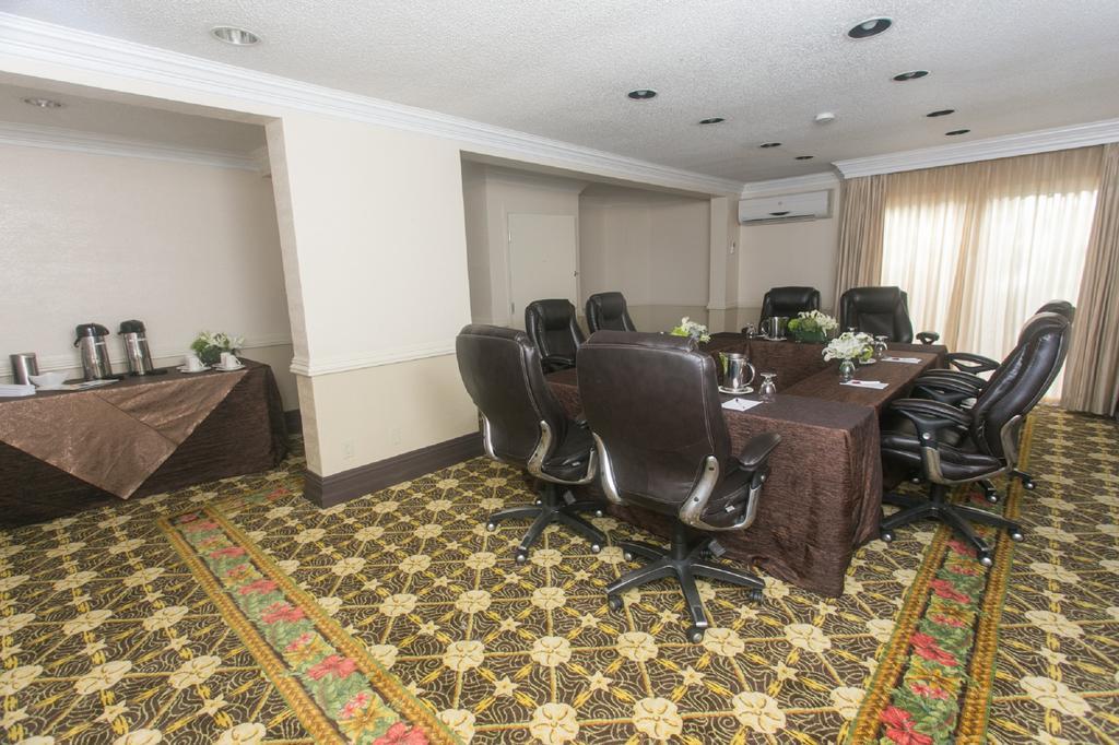 Comfort Suites Paradise Island Creek Village Zewnętrze zdjęcie