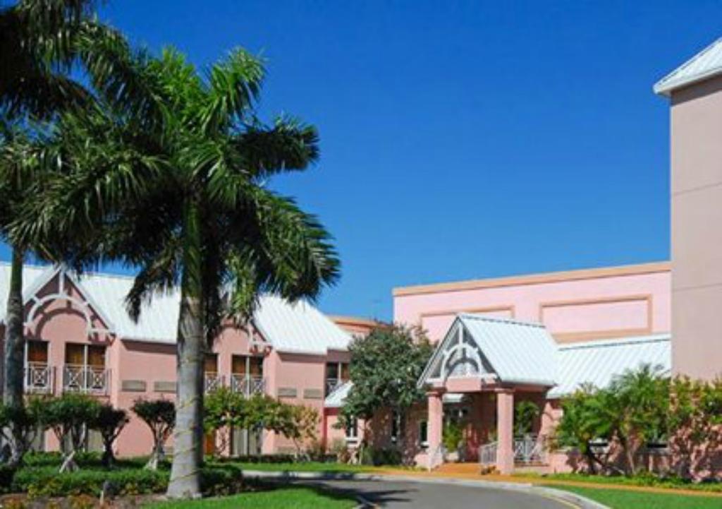 Comfort Suites Paradise Island Creek Village Zewnętrze zdjęcie